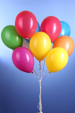 Mavi arkaplanda renkli balonlar