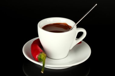 Beyaz fincan sıcak çikolata ve biber üzerine siyah izole