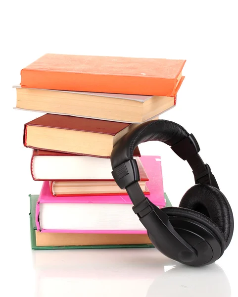 Auriculares en libros aislados en blanco — Foto de Stock