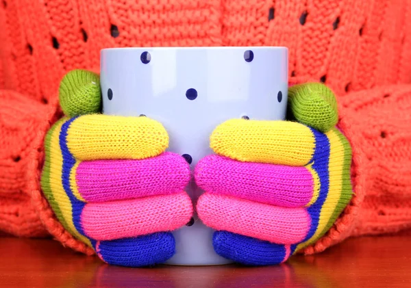 Hands holding mug of hot drink close-up — Stock Photo, Image