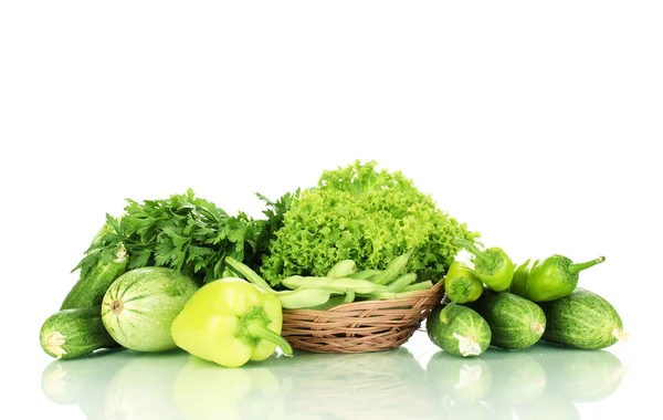 Verduras verdes frescas en cesta aisladas en blanco — Foto de Stock