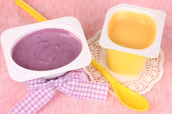 Yogurts with banana and blueberries close-up — Stock Photo, Image