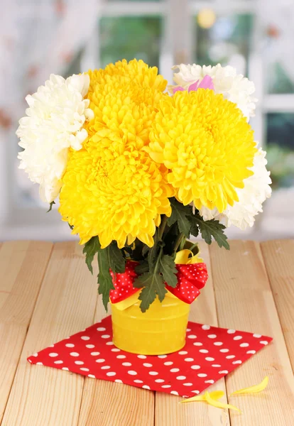 Hermoso crisantemo en cubo sobre mesa de madera sobre fondo de ventana —  Fotos de Stock