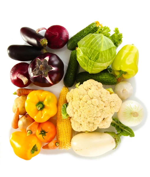 Heldere kleurrijke groenten geïsoleerd op witte achtergrond — Stockfoto