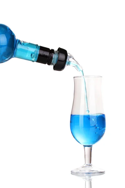 Leckeren blauen Cocktail isoliert auf weiß — Stockfoto