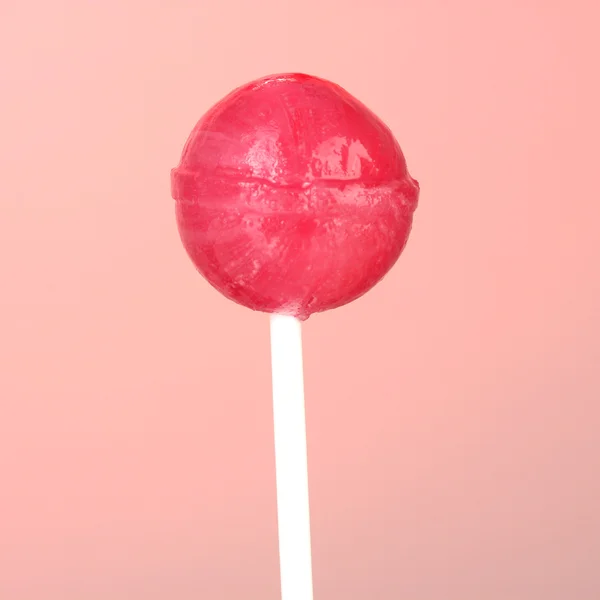 Γλυκιά και νόστιμη γλειφιτζούρι σε κοντινό πλάνο ροζ φόντο — Φωτογραφία Αρχείου