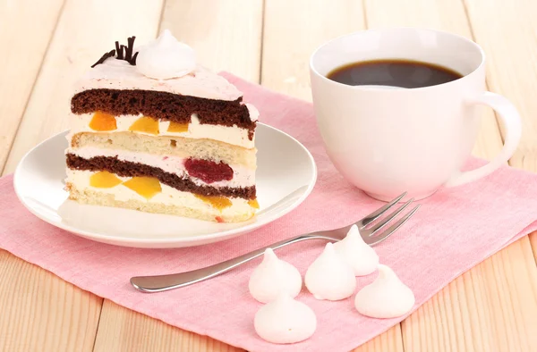 Pastel de frutas en capas en mesa de madera — Foto de Stock