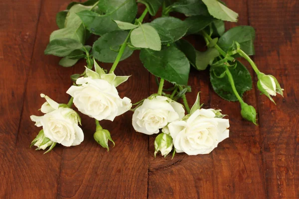 Hermosas rosas blancas sobre fondo de madera de cerca — Foto de Stock
