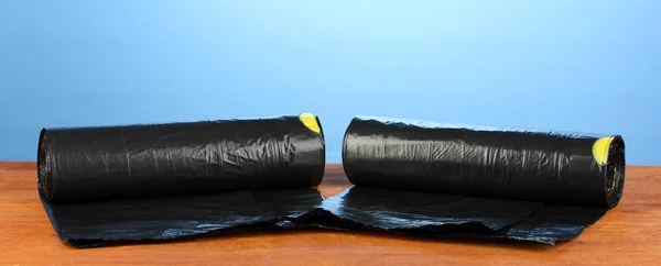 Plastic garbage bags on blue background close-up — Stock Photo, Image