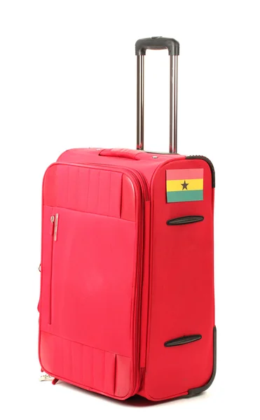 Červený kufr s nálepkou s vlajkou Ghany izolovaných na bílém — Stock fotografie