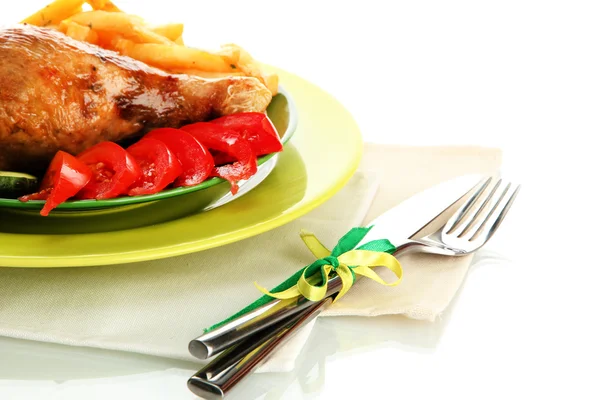 Жареная курица с картофелем фри и овощами на тарелке, изолированные на белом — стоковое фото