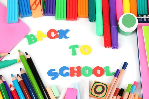 As palavras "De Volta à Escola", compostas por letras com vários materiais escolares — Fotografia de Stock