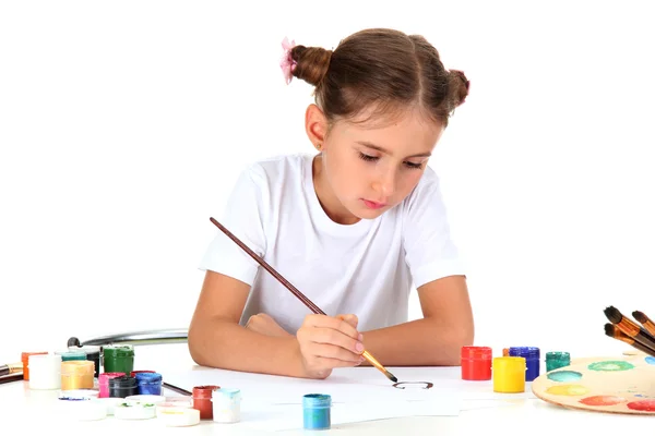 Petite fille mignonne peignant une image, isolée sur blanc — Photo