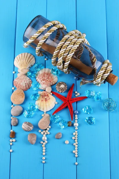 Decoración de conchas marinas primer plano sobre mesa de madera azul —  Fotos de Stock