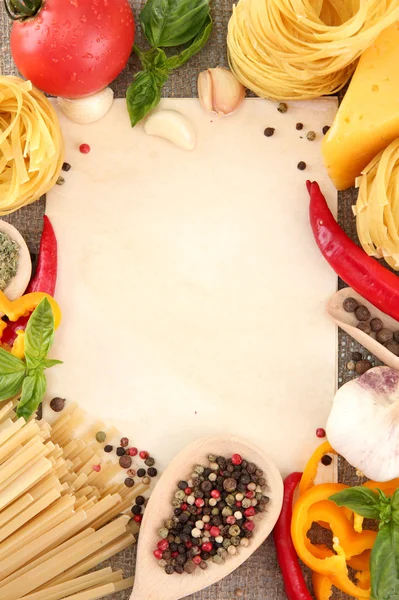 Papier für Rezepte, Spaghetti mit Gemüse und Gewürzen, auf Backpapier — Stockfoto