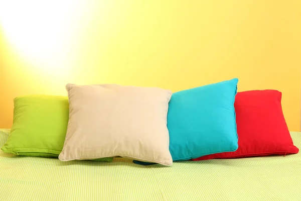 Cama vazia com travesseiros e lençóis no quarto — Fotografia de Stock