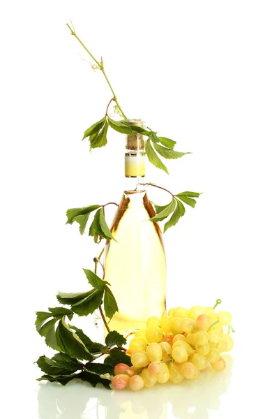 Bottiglia di vino con uva isolata su bianco — Foto Stock