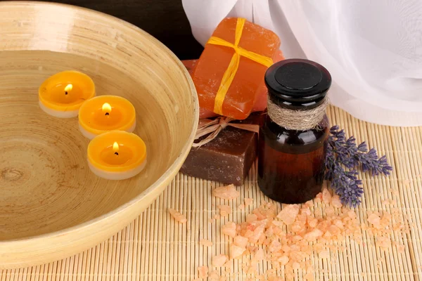 Botella con aceites aromáticos con accesorios para la relajación de cerca en madera —  Fotos de Stock