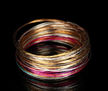 Güzel bileklik siyah arka plan üzerine izole