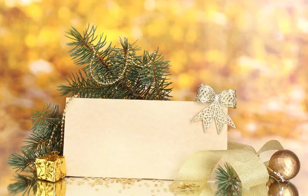 Postal en blanco, bolas de Navidad y abeto sobre fondo amarillo — Foto de Stock