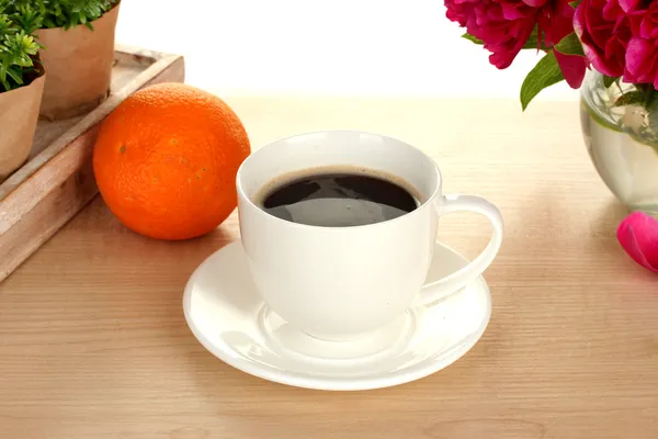 Csésze kávé, a narancs és a virág a kávézó asztalra — Stock Fotó