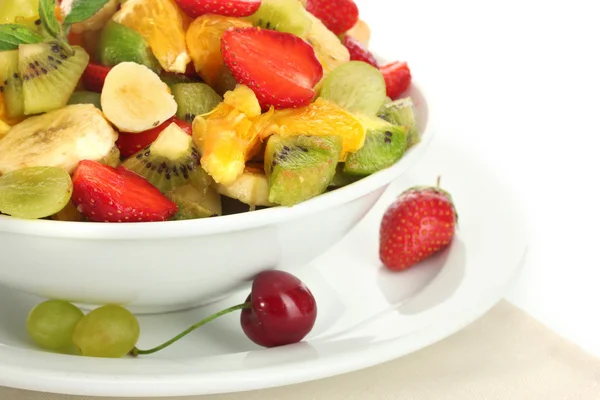 Kom met een salade van vers fruit en bessen geïsoleerd op wit — Stockfoto