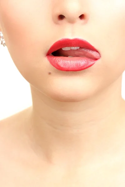 Wunderschönes Make-up aus glamourösen roten Glanzlippen — Stockfoto