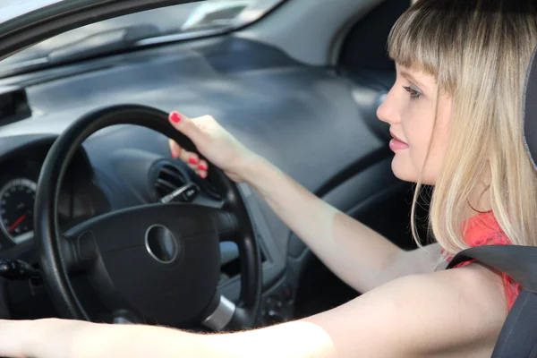 Feliz sorrindo mulher loira no carro — Fotografia de Stock