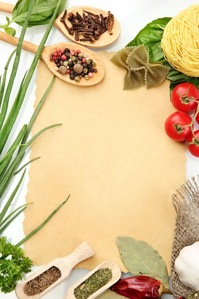 Бумага для рецептов, овощей и специй, изолированные на белом — стоковое фото