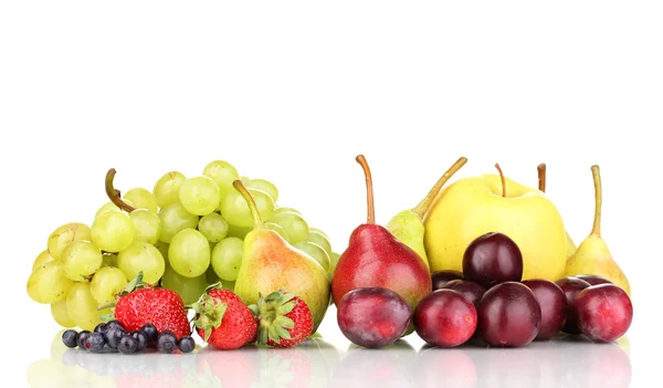 Mistura de frutas doces maduras e bagas isoladas em branco — Fotografia de Stock