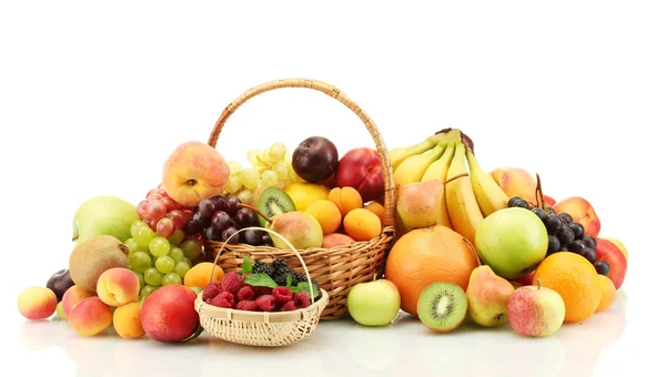 Sortimento de frutas e bagas exóticas em cestas isoladas em branco — Fotografia de Stock