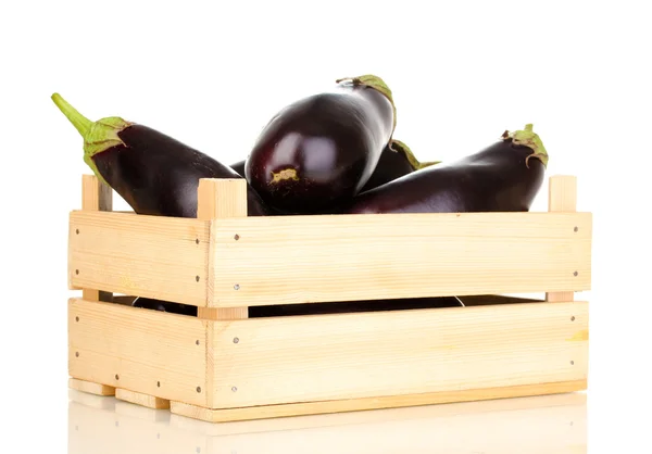 Verse aubergines in krat geïsoleerd op wit — Stockfoto