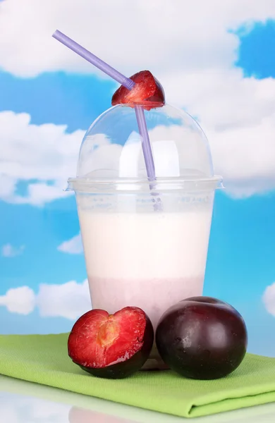 Вкусный молочный коктейль с фруктами на синем фоне моря — стоковое фото