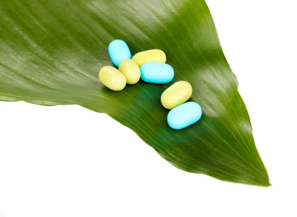 Tablety na zelený list izolovaných na bílém — Stock fotografie