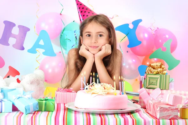 Pequena menina bonita comemorar seu aniversário — Fotografia de Stock