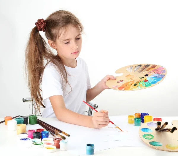 Schattig klein meisje schilderen van een foto, geïsoleerd op wit — Stockfoto