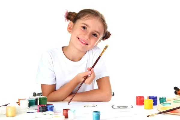 Schattig klein meisje schilderen van een foto, geïsoleerd op wit — Stockfoto