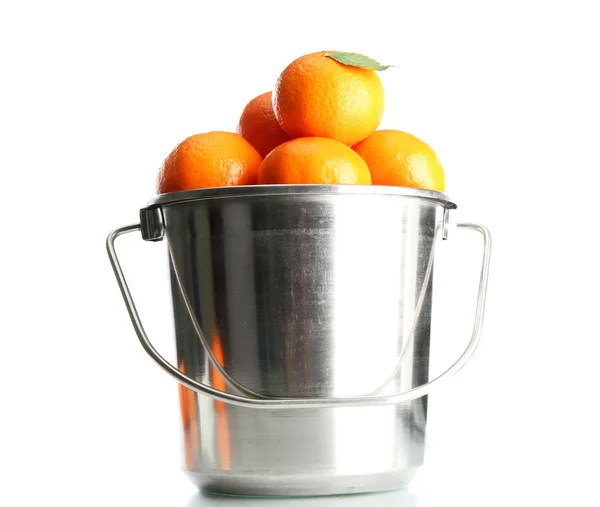 Tangerinas maduras em balde de metal isolado em branco — Fotografia de Stock