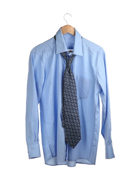 Синя сорочка з краваткою на дерев'яній вішалці ізольована на білому — стокове фото