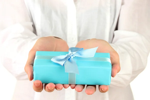 Žena má krabici s dárkem na bílém pozadí detail — Stock fotografie
