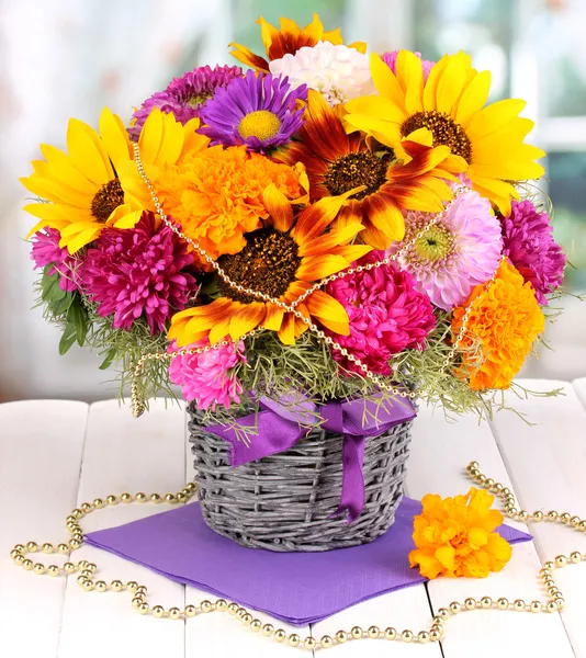 Hermoso ramo de flores brillantes en la mesa de madera en el fondo de la ventana —  Fotos de Stock