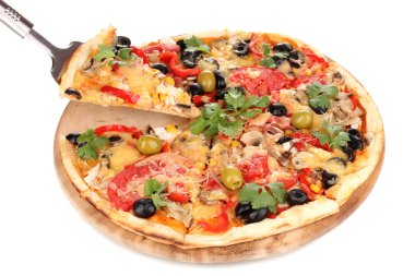 sebze, tavuk ve zeytin üzerinde beyaz izole lezzetli pizza