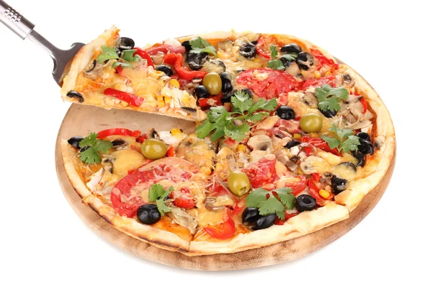 Pizza savoureuse aux légumes, poulet et olives isolés sur blanc — Photo