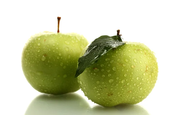 Manzanas verdes maduras aisladas en blanco —  Fotos de Stock