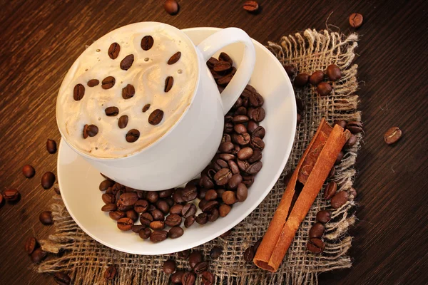 Latte sobre mesa de madera sobre fondo marrón — Foto de Stock