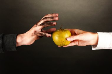 arka plan siyah yakın çekim üzerinde evsizlere yardım
