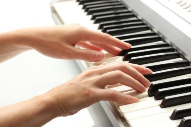 synthesizer oynarken kadının elleri