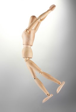 gri zemin üzerine ahşap vitrin mankeni