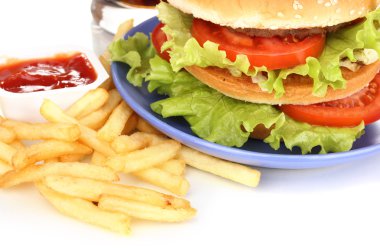 kola ve patates kızartması yakın çekim ile plaka üzerinde büyük ve lezzetli hamburger