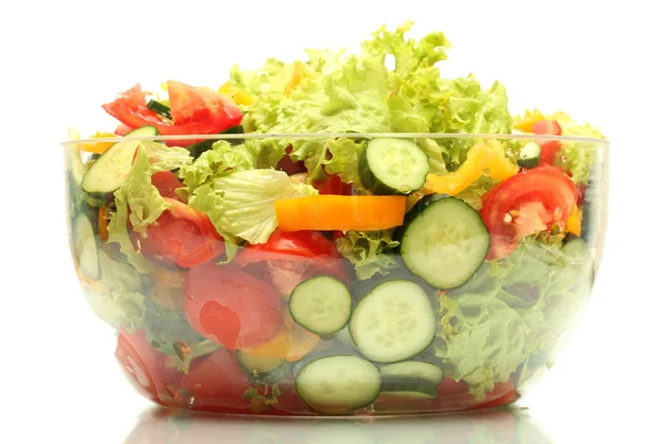 Verse groenten Salade in transparante kom geïsoleerd op wit — Stockfoto